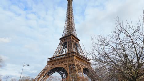 Wunderschöne-Aussicht-Auf-Eiffelturm-Von-Cloud-Day