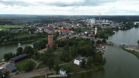 Mittelalterlicher-Turm-Auf-Einer-Insel-Auf-Einem-See-In-Einem-Kleinen-Dorf,-Bewölkter-Tag-Aus-Der-Luft