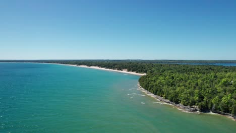 Disparo-De-Un-Dron-Volando-Sobre-El-Lago-Michigan-Hacia-El-Parque-Estatal-Whitefish-Dunes