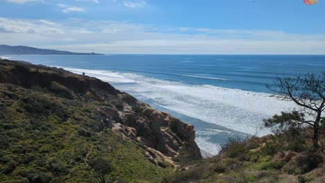 Panorama-Del-Paisaje-Marino-Con-Olas-Salpicando-En-Torrey-Pines,-San-Diego,-California