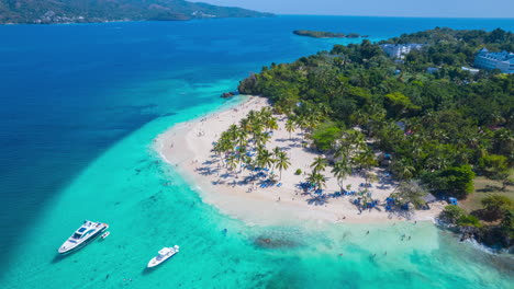 Epischer-Zeitraffer-Aus-Der-Luft-Um-Eine-Insel-In-Der-Karibik-Mit-Strand-Und-Palmen,-Cayo-Levantado,-Dominikanische-Republik