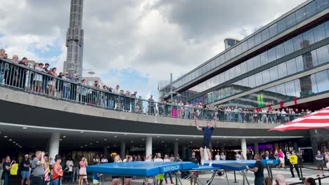 Junger-Mann-Springt-Auf-Trampolin-Bei-öffentlicher-Show-Auf-Dem-Platz-In-Stockholm