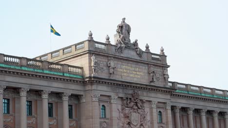 Schwedens-Flagge-Auf-Dem-Schwedischen-Parlamentsgebäude-In-Stockholm,-Statisch