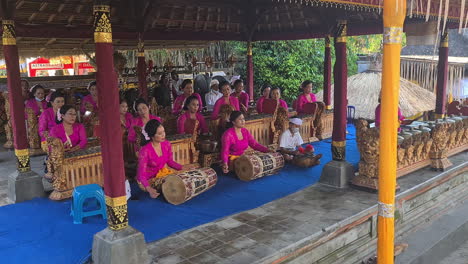 Frauen-Ensemble-Spielt-Gamelan-Musik-Während-Der-Hinduistischen-Zeremonie-Auf-Der-Insel-Bali,-Indonesien