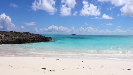Statisches-Video-Eines-Strandes-Auf-Den-Bahamas-Mit-Einer-Küstenlinie