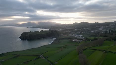 Drone-Volando-Sobre-Las-Verdes-Montañas-De-La-Isla-De-Sao-Miguel-En-El-Océano-Atlántico,-Azores,-Portugal,-Europa