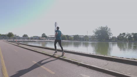 Foto-De-Un-Hombre-Corriendo-Junto-A-Un-Lago-Parte-Del-Maratón