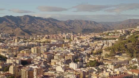 Highview-Der-Stadt-Mit-Schöner-Landschaft-Aus-Hügeln-Mit-Sonnenlicht,-Malaga,-Spanien