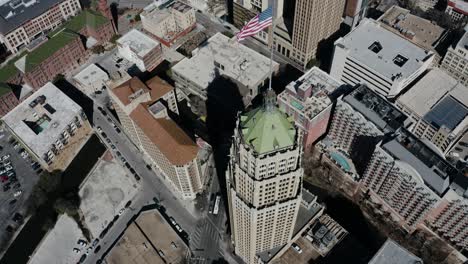 Toma-Aérea-De-Un-Dron-De-La-Bandera-Estadounidense-En-La-Cima-Del-Edificio-Tower-Life-En-San-Antonio,-Texas