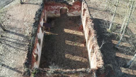 Fliegen-über-Verlassenen-Und-Zerstörten-Kirchenmauern,-Überreste