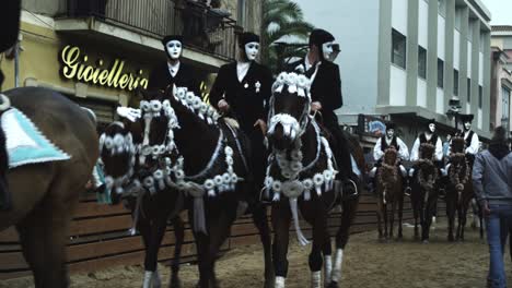 Desfile-De-Caballos-Carrera-Hacia-La-Estrella,-Sartiglia,-Oristano,-Cerdeña,-Italia