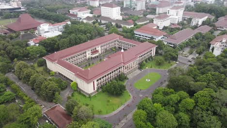 Vista-Aérea-Del-Gran-Salón-De-La-Universidad-Gadjah-Mada-En-La-Ciudad