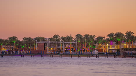 Zeitraffer-Eines-Wunderschönen-Hotels-Am-Strand-Mit-Palmen-Und-Natur-Bei-Sonnenuntergang