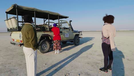 ältere-Afrikanische-Frauen-Beobachten-Mit-Einem-Reiseleiter-Die-Riesige-Makgadikgadi-Salzpfanne
