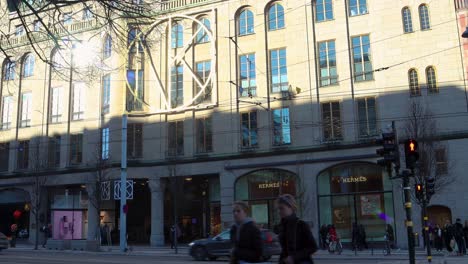 Statische-Ansicht-Von-Menschen,-Die-Am-Kaufhaus-NK-In-Stockholm-Vorbeigehen