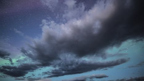 Ein-Wunderschöner-Tanz-Der-Nordlichter-Im-Stürmischen-Nachthimmel