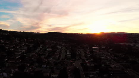 Imágenes-Aéreas-Sobre-Las-Colinas-De-San-Mateo-En-California-Al-Atardecer-Que-Muestran-Billones-De-Dólares-O-Bienes-Raíces