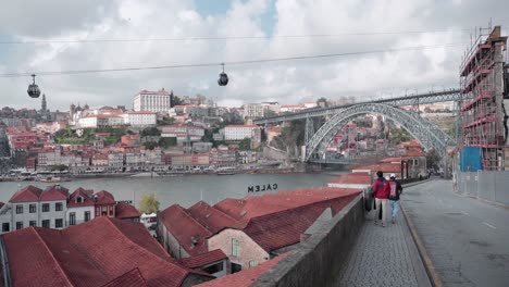 Blick-Auf-Die-Berühmte-Brücke-Ponte-Luís-I-In-Porto:-Menschen-Bewundern-Die-Atemberaubende-Stadtlandschaft-Und-Den-Fluss-Darunter