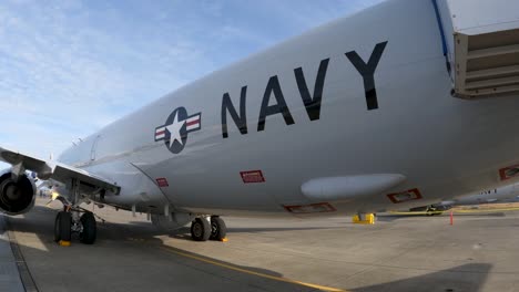 Großer-Frachtjet-Der-US-Navy-Auf-Der-Landebahn-Vor-Blauem-Himmel