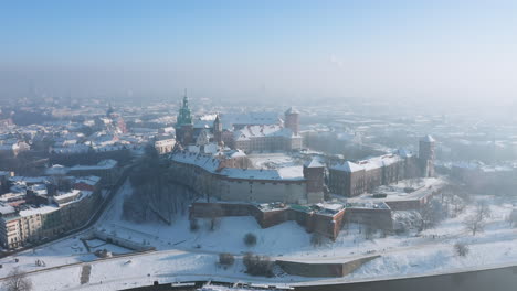 Panorama-Del-Castillo-De-Wawel-Cubierto-De-Nieve-Y-Del-Casco-Antiguo-En-Una-Mañana-Mágica-Con-Una-Suave-Luz-Solar-Durante-El-Invierno,-Cracovia,-Polonia