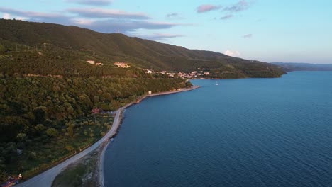 Vuelo-De-Drones-A-Lo-Largo-De-La-Costa-Temprano-En-La-Mañana-En-Grecia,-Mostrando-Pueblos-Y-Montañas