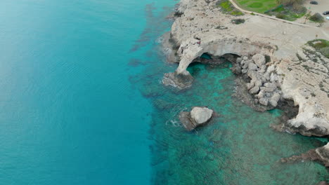 Puente-De-Los-Enamorados-En-Ayia-Napa,-Chipre,-Toma-Aérea-Reveladora