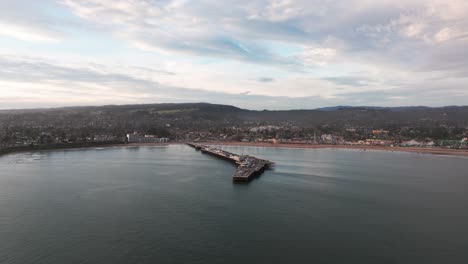 Drone-aerial-shot-panning-to-the-right-of-the-pier-in-santa-cruz,-California