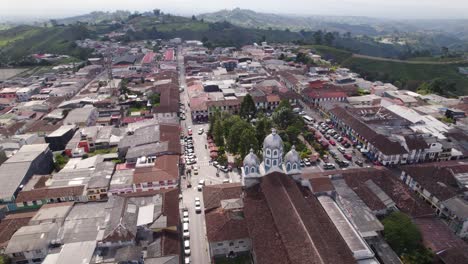 Filandia,-Quindío-Town-Square-With-Rolling-Green-Hills-In-Background