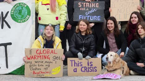 Greta-Thunberg-Protestando-Frente-Al-Parlamento-Sueco,-Vista-Cercana