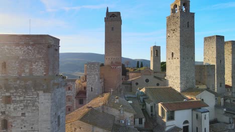 Erstaunliche-Stadt-San-Gimignano,-Umgeben-Von-Unglaublichen-Bergen-Im-Nordwesten-Der-Stadt-Siena