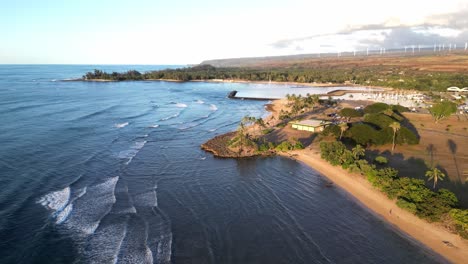 Luftaufnahme-Des-Malerischen-Strandes-Bei-Sonnenuntergang-Auf-Der-Insel-Oahu,-Hawaii---Drohnenaufnahme