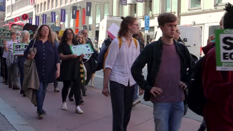 Familien-Nehmen-An-Klimaprotestmarsch-In-Schweden-Teil,-Schilder-Gegen-Ökozid