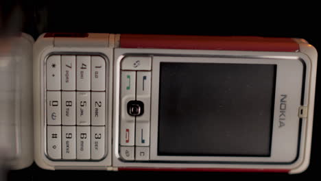 Vídeo-Vertical,-Teléfono-Móvil-Nokia-3250-De-Los-Años-2000,-Primer-Plano,-Fotograma-Completo