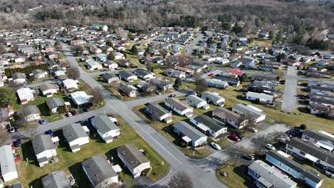 Drohnenaufnahme-Eines-Amerikanischen-Viertels-Mit-Wohnhäusern-Und-ähnlichen-Gebäuden