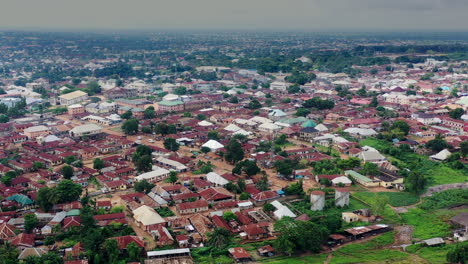 Makurdi-Town-is-a-thriving-community-in-Benue-State,-Nigeria---ascending-aerial-reveal