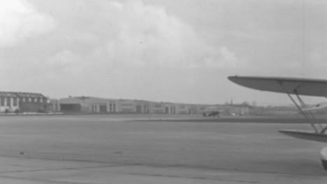 Oldtimer-Flugzeug-Auf-Der-Landebahn-An-Einem-Sonnigen-Tag-In-New-York-In-Den-1930er-Jahren-Geparkt