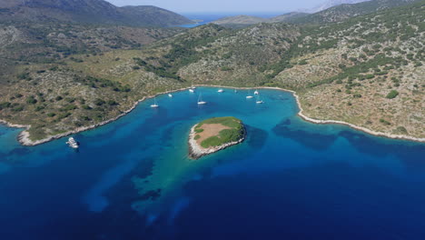 Aérea:-Toma-Panorámica-Lenta-De-Un-Dron-De-La-Bahía-De-La-Isla-Griega-De-Kira-Panagia-En-Las-Espóradas-Del-Norte,-Grecia