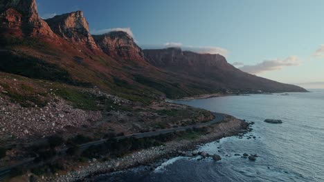 Recorrido-Panorámico-Por-Victoria-Road-Con-Los-12-Apóstoles-Y-El-Parque-Nacional-Table-Mountain-En-Ciudad-Del-Cabo,-Sudáfrica