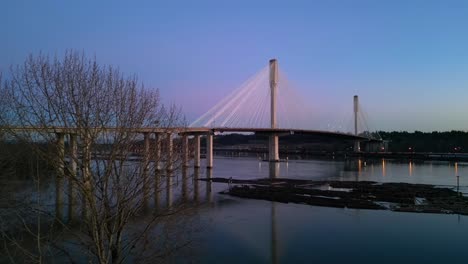 Puente-Port-Mann-Sobre-El-Río-Fraser,-Colorido-Cielo-Al-Atardecer