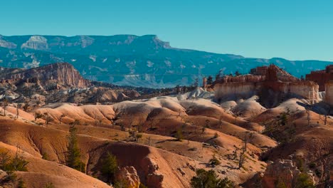 Parque-Nacional-Del-Cañón-Bryce,-Paisaje-Panorámico-De-Roca-Arenisca-Roja-Con-Capuchas