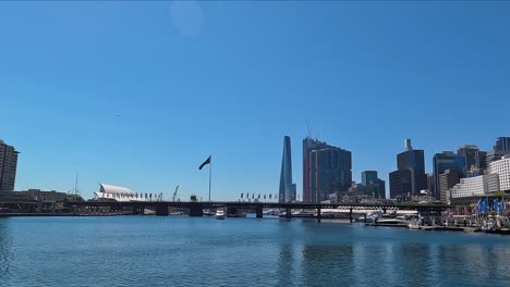 Día-Soleado-En-Darling-Harbour-Con-Cielos-Despejados-Y-El-Horizonte-De-La-Ciudad,-Con-Barangaroo-Point