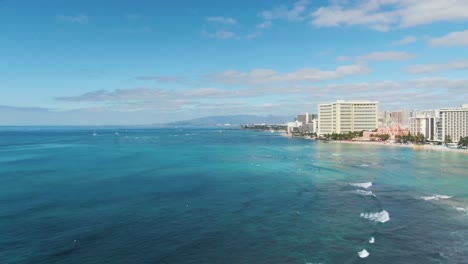 Aerial-forward-view,-orbit-ascending,-of-caostline-of-Waikiki