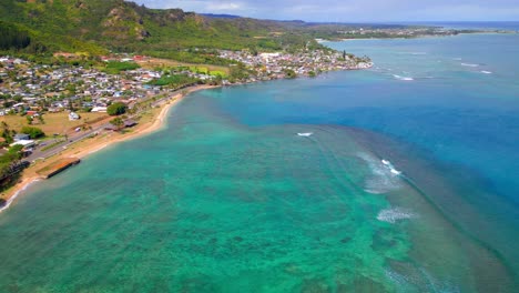 Panorama-De-La-Playa-De-Hauula-Y-La-Comunidad-Rural-En-Oahu,-Hawai