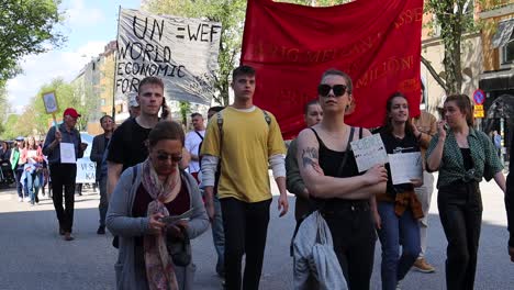 Manifestantes-Caminan-Con-Pancartas-En-La-Marcha-Por-El-Clima-En-Estocolmo,-Suecia