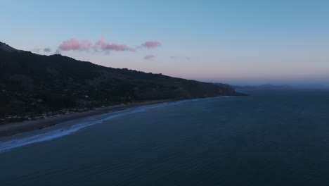 Toma-Aérea-De-Un-Drone-Al-Atardecer-Brumoso-De-La-Playa-De-Stinson-En-California