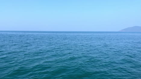 Hermosa-Vista-De-Drones-Del-Océano-Azul-Y-El-Cálido-Cielo-Azul-Goa-India-Delfines