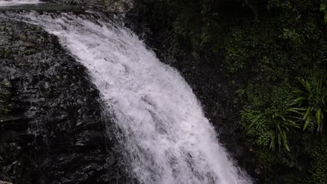 Nahaufnahme-Von-Der-Spitze-Des-Wasserfalls-Am-Cave-Creek-Vom-Wanderweg,-Natural-Bridge,-Springbrook-Nationalpark