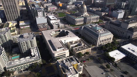 Gebäude-Der-Public-Utilities-Commission-Des-Staates-Kalifornien-In-Der-Nähe-Des-Rathauses-Von-San-Francisco,-Drohnen-Luftaufnahme
