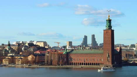 Weite-Sicht-Auf-Die-Fähre,-Die-Im-Frühling-Vor-Dem-Stockholmer-Rathaus-Vorbeifährt