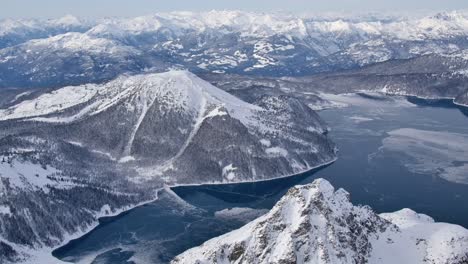 Teilweise-Zugefrorener-Bergsee-Und-Winterliche-Berglandschaft-Aus-Der-Luft